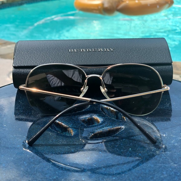 Burberry - Picture 2 of 3